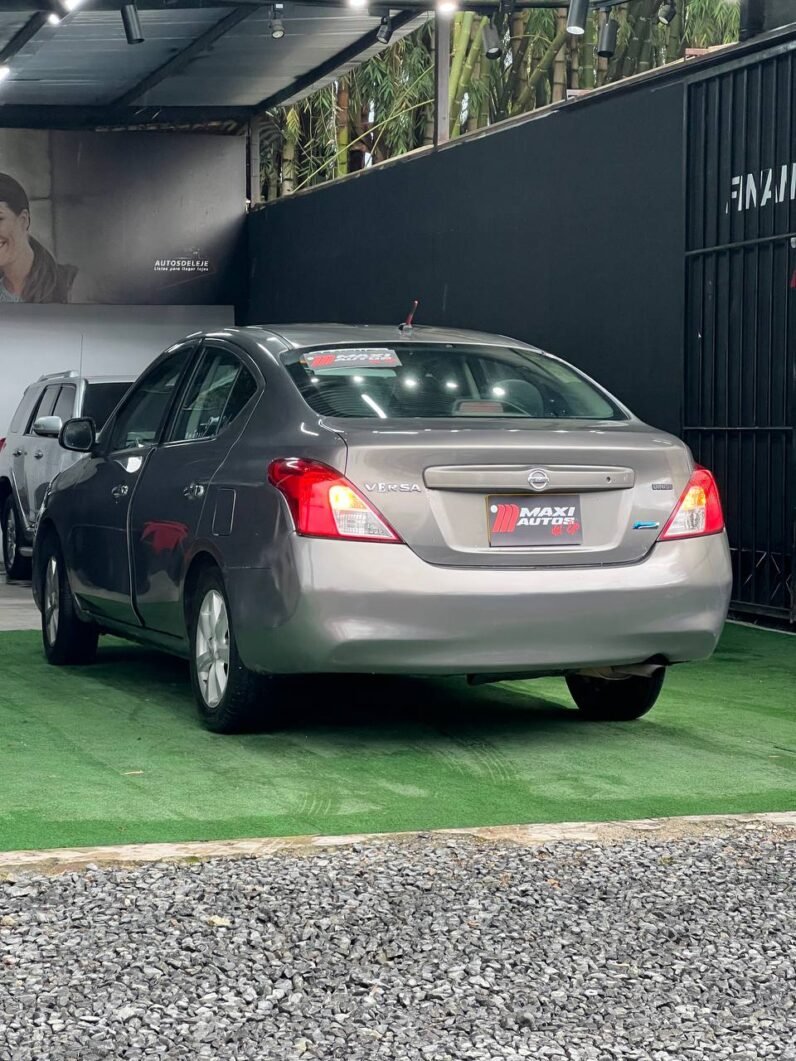 
								NISSAN VERSA ADVANCE MT 1.6 SD full									