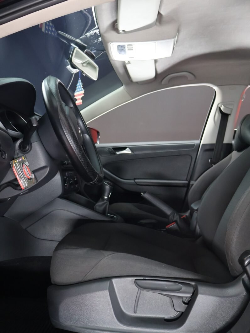 
								VOLKSWAGEN JETTA TRENDLINE MT full									