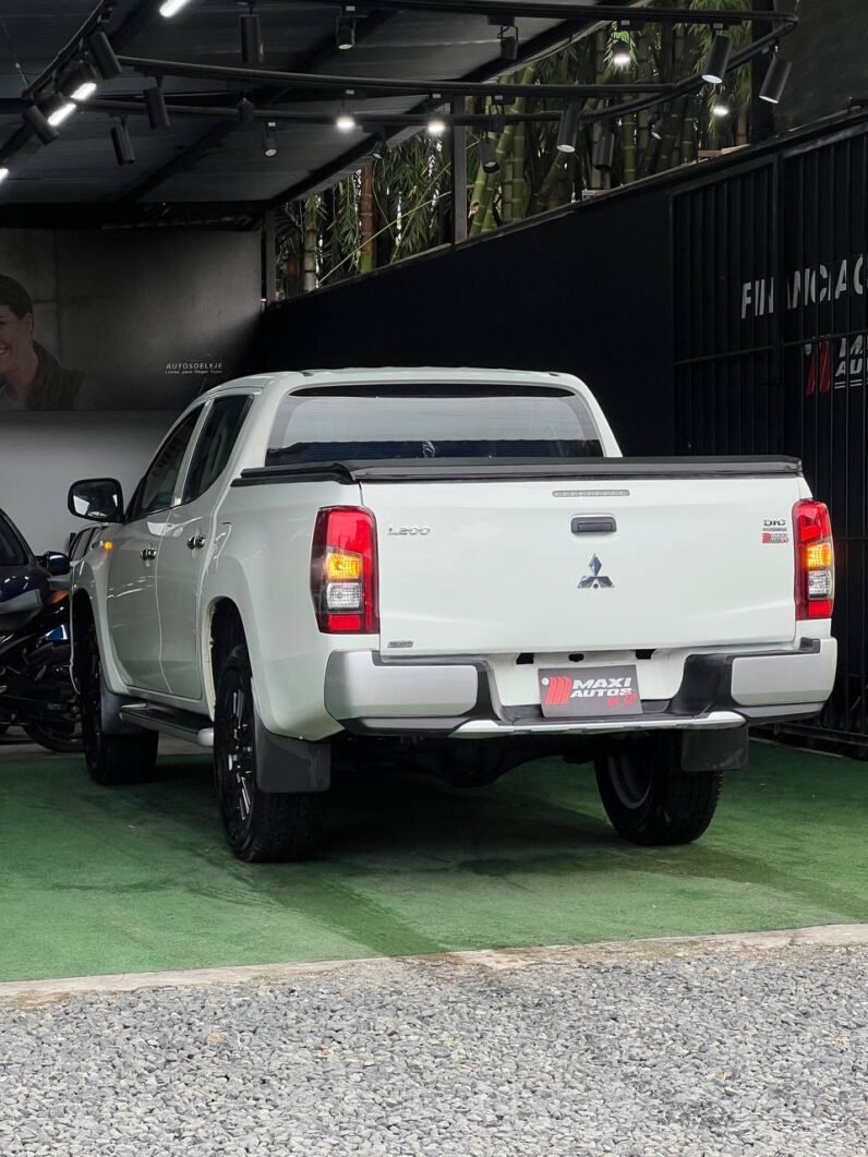 
								MITSUBISHI SPORTERO L200 MT 4X4 DIESEL full									