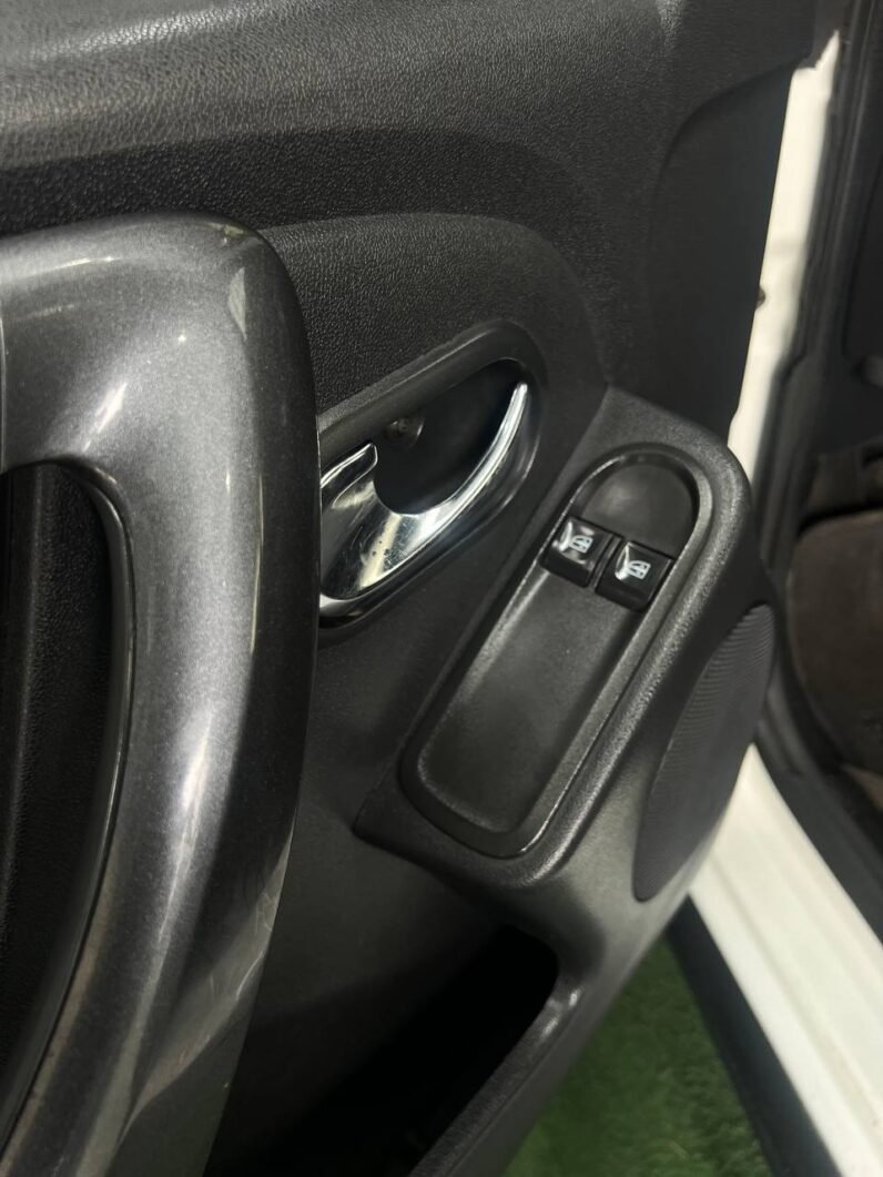 
								RENAULT DUSTER EXPRESSION MT 1.6 4X2 full									