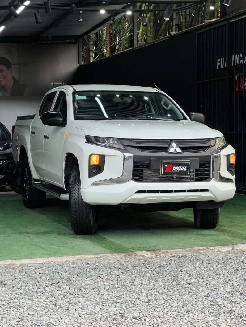 
								MITSUBISHI SPORTERO L200 MT 4X4 DIESEL full									