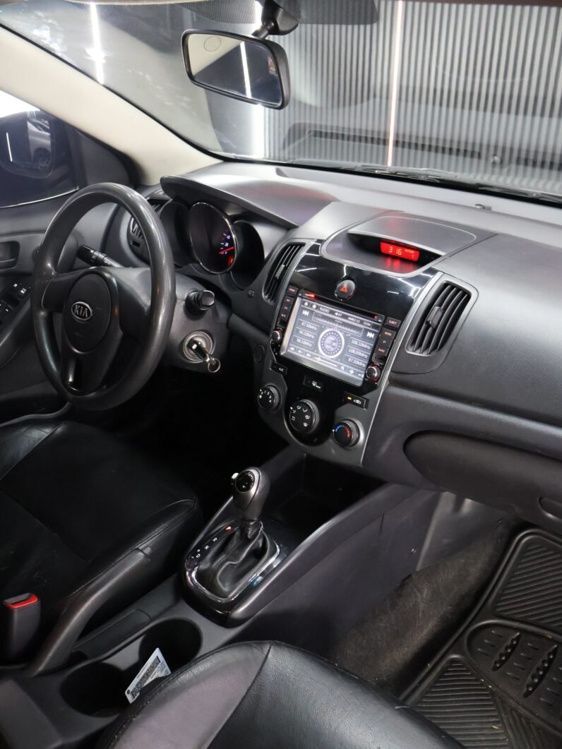 
								KIA CERATO FORTE 1.6L AT full									