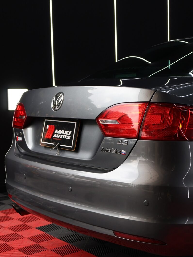 
								VOLKSWAGEN NEW JETTA CONFORTLINE 2.5L AT full									