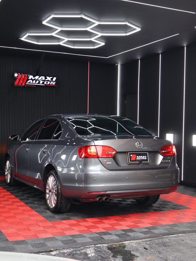 
								VOLKSWAGEN NEW JETTA CONFORTLINE 2.5L AT full									