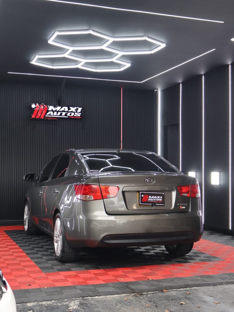 
								KIA CERATO FORTE 1.6L AT full									