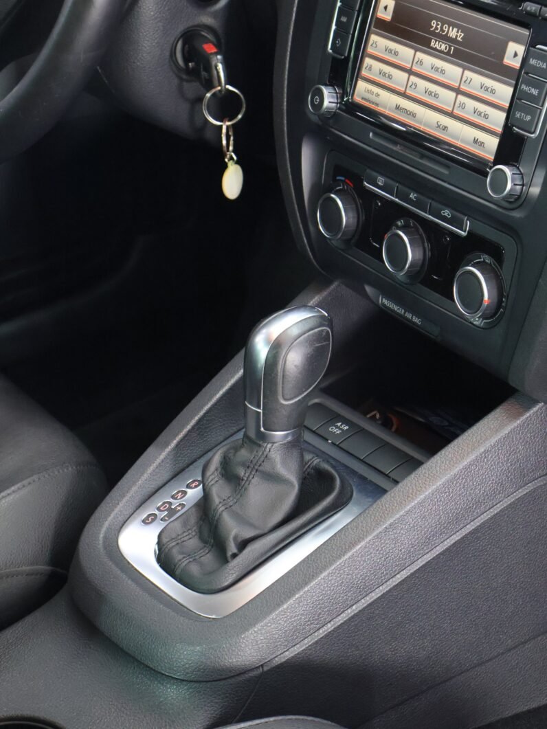 
								VOLKSWAGEN NEW JETTA CONFORTLINE 2.5L AT full									