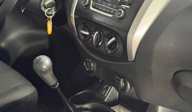 
								RENAULT ALASKAN ZEN 2.5 DIESEL MT 4X4 full									