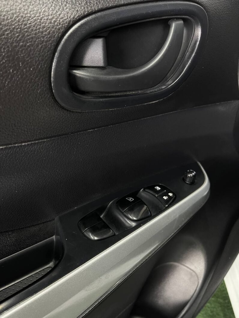 
								RENAULT ALASKAN ZEN 2.5 DIESEL MT 4X4 full									