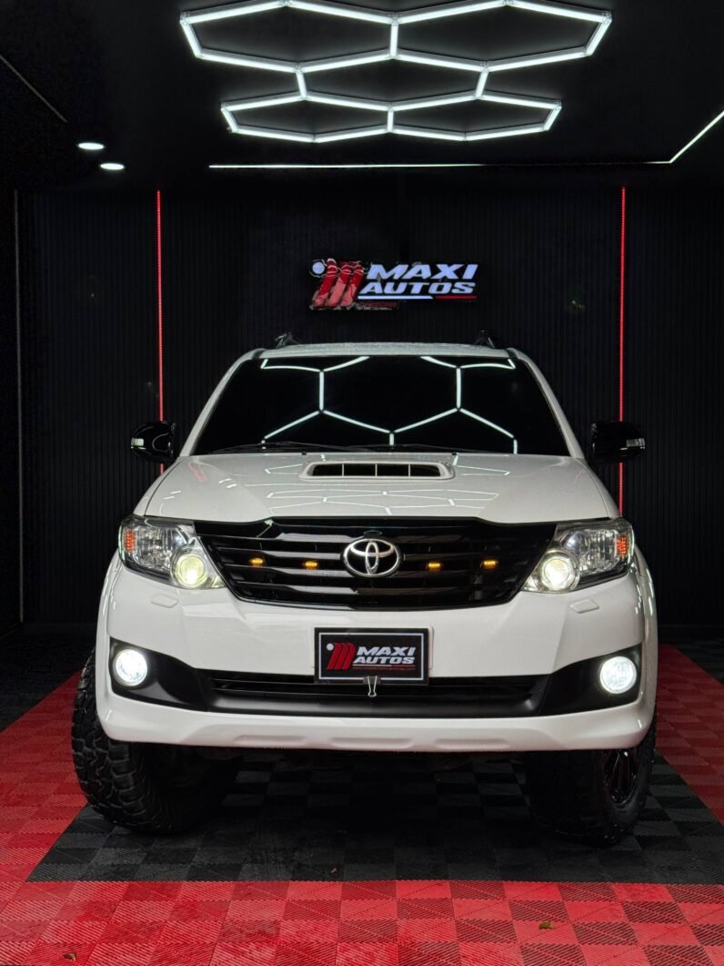 
								TOYOTA FORTUNER SRV 3.0 AT  DIESEL 4X4 full									