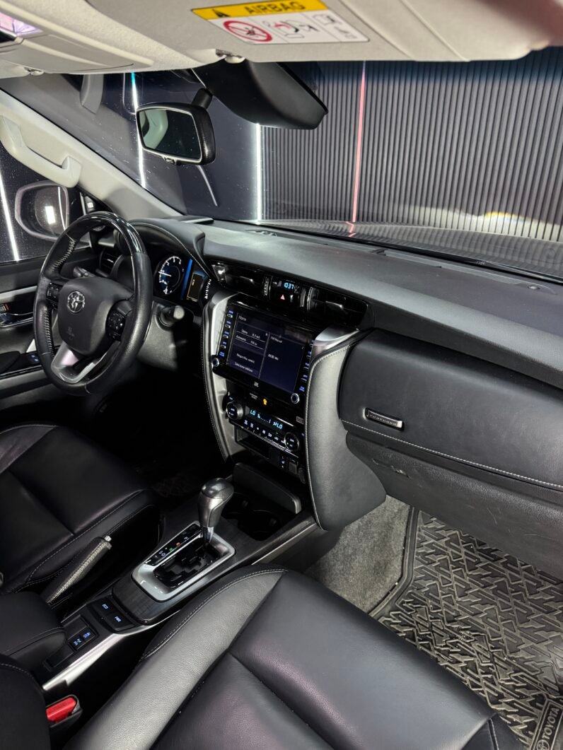 
								TOYOTA FORTUNER SR-V 2.4 AT DIESEL 4X2 full									