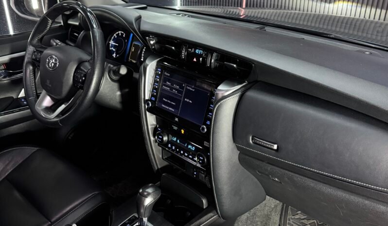 
								TOYOTA FORTUNER SR-V 2.4 AT DIESEL 4X2 full									