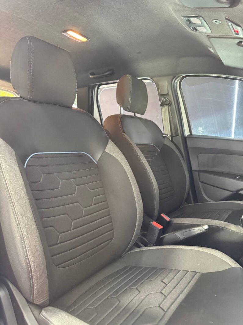 
								RENAULT DUSTER ICONIC MT 1.3T 4X4 full									