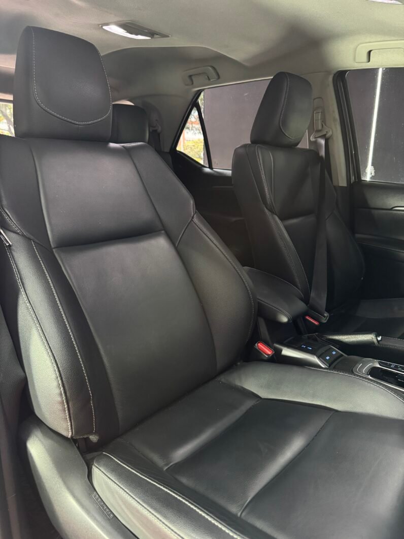 
								TOYOTA FORTUNER SR-V 2.4 AT DIESEL 4X2 full									