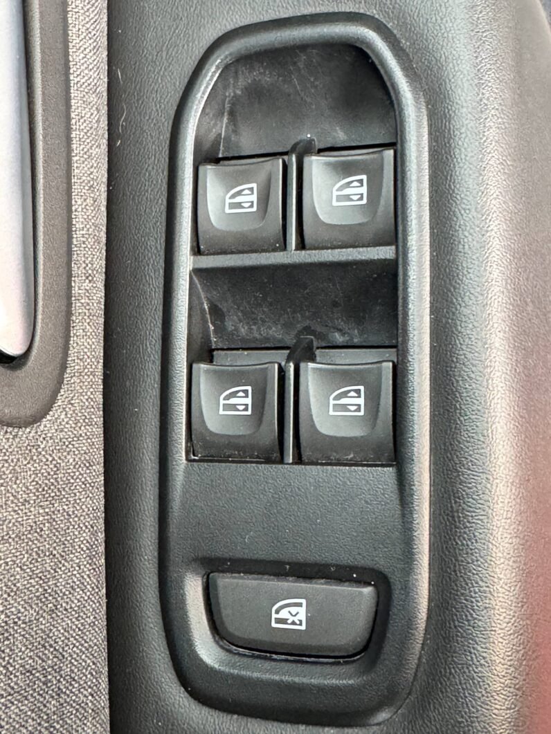 
								RENAULT DUSTER ICONIC MT 1.3T 4X4 full									