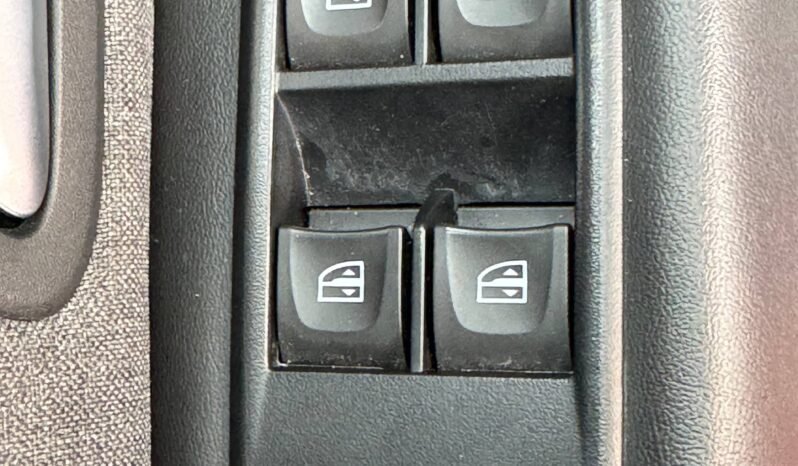 
								RENAULT DUSTER ICONIC MT 1.3T 4X4 full									