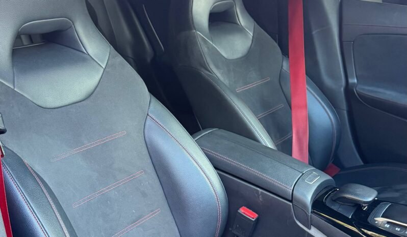 
								MERCEDES-BENZ CLA35 4MATIC 2.0 AT full									