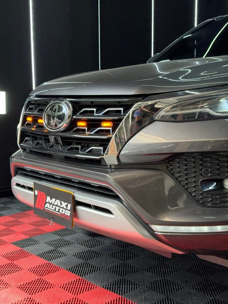 
								TOYOTA FORTUNER SR-V 2.4 AT DIESEL 4X2 full									