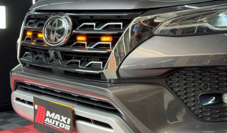 
								TOYOTA FORTUNER SR-V 2.4 AT DIESEL 4X2 full									