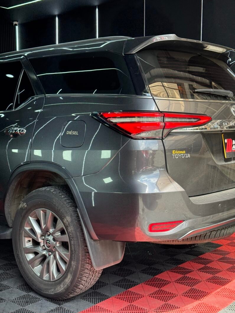 
								TOYOTA FORTUNER SR-V 2.4 AT DIESEL 4X2 full									