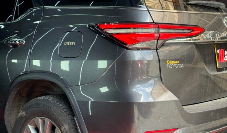 
								TOYOTA FORTUNER SR-V 2.4 AT DIESEL 4X2 full									