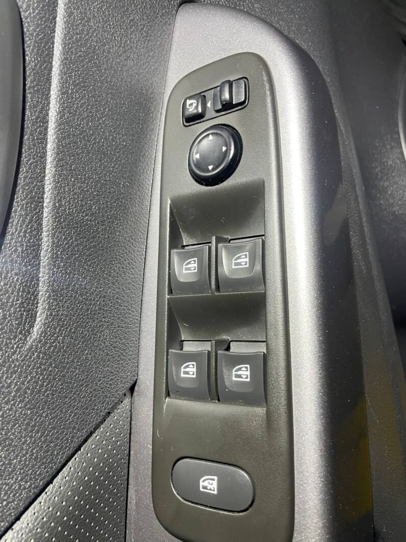 
								RENAULT captur Intens Bose at 2.0 full									