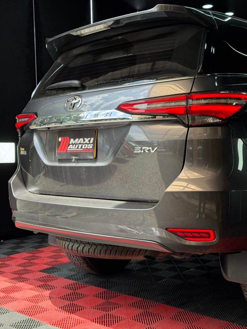 
								TOYOTA FORTUNER SR-V 2.4 AT DIESEL 4X2 full									