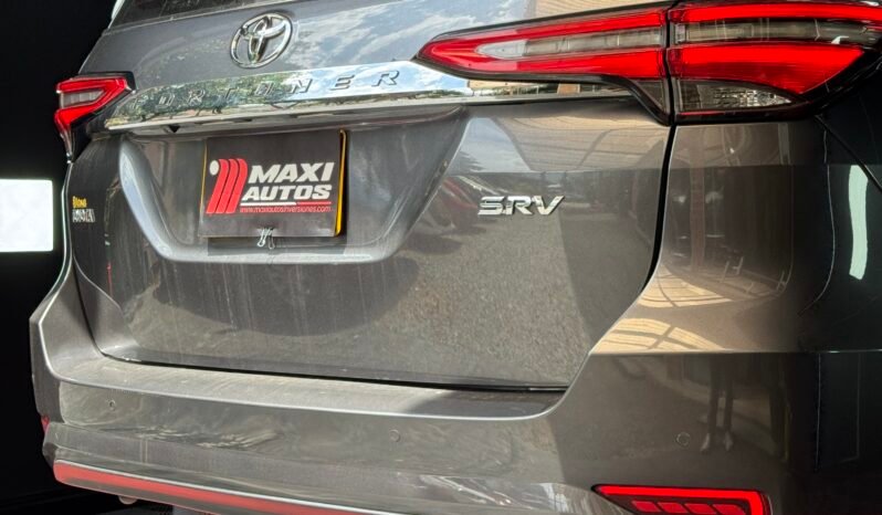 
								TOYOTA FORTUNER SR-V 2.4 AT DIESEL 4X2 full									
