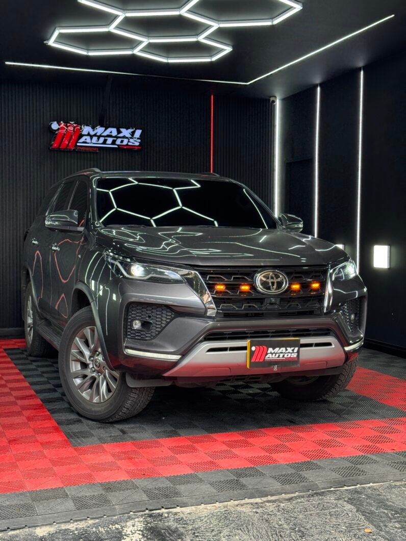 
								TOYOTA FORTUNER SR-V 2.4 AT DIESEL 4X2 full									