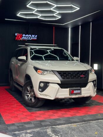 TOYOTA FORTUNER SR 2.4 AT DIESEL 4X2