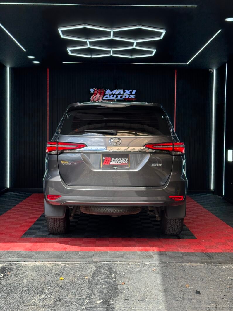 
								TOYOTA FORTUNER SR-V 2.4 AT DIESEL 4X2 full									