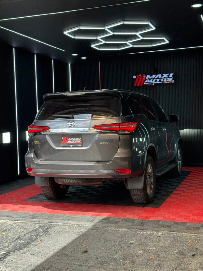 
								TOYOTA FORTUNER SR-V 2.4 AT DIESEL 4X2 full									