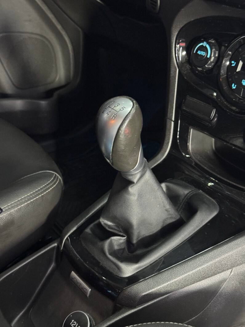 
								FORD FIESTA TITANIUM 1.600 CC MECANICO full									