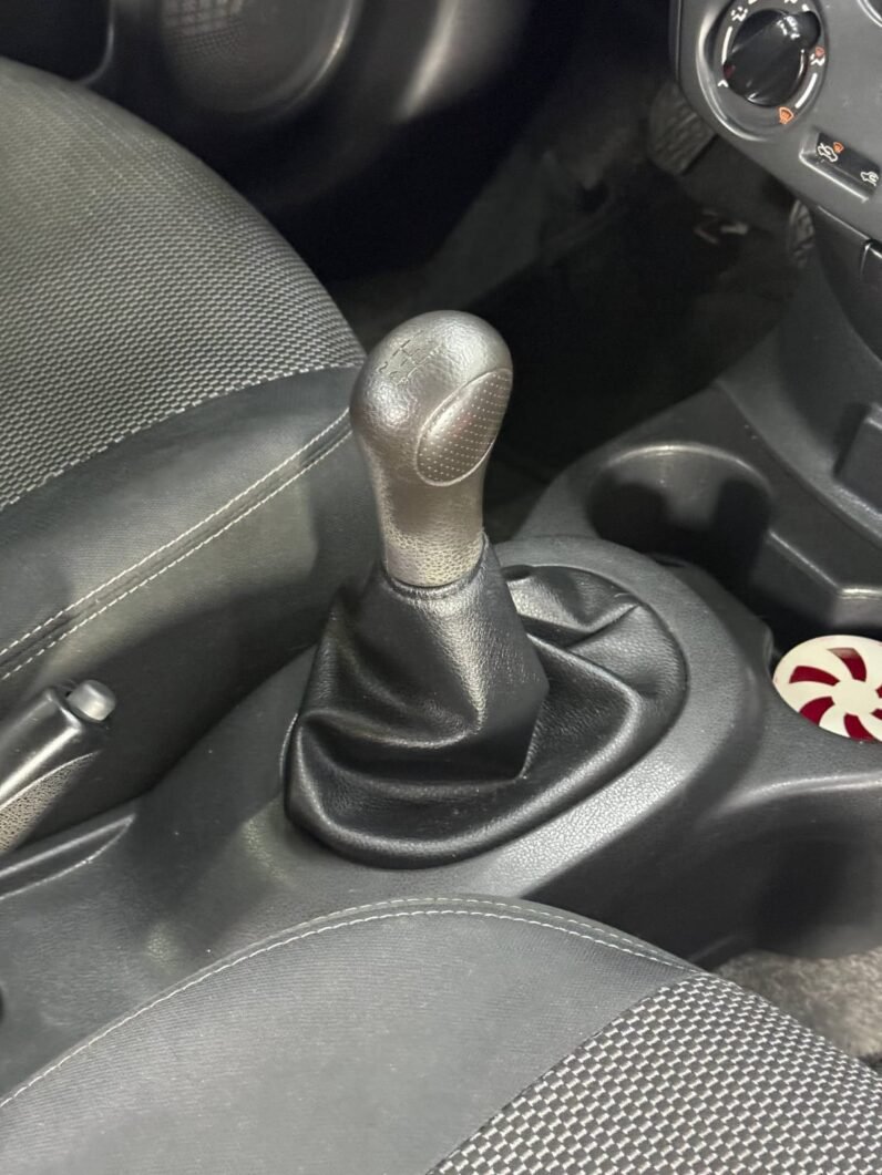 
								NISSAN VERSA DRIVE MT 1.6 SD full									
