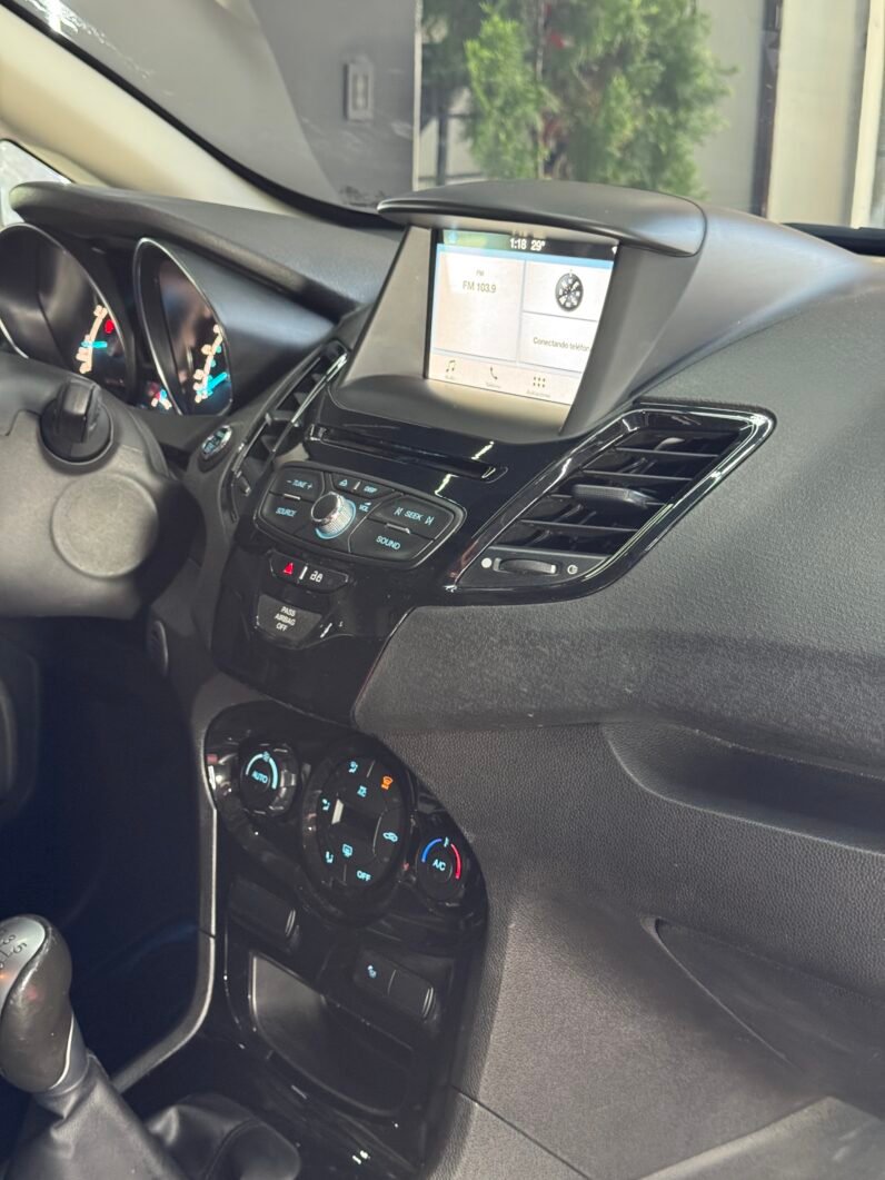 
								FORD FIESTA TITANIUM 1.600 CC MECANICO full									