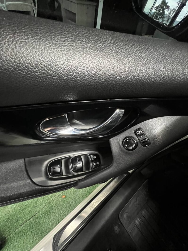 
								NISSAN QASHQAI EXCLUSIVE AT 4X4 2.0 GASOL full									