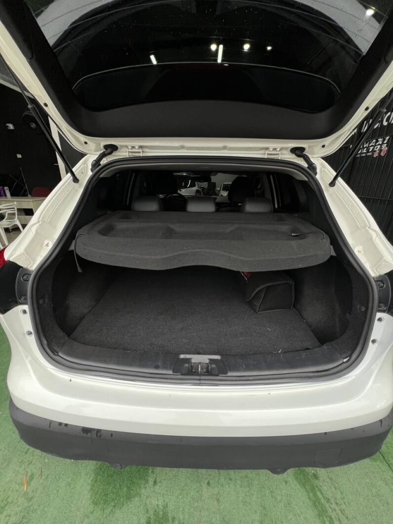 
								NISSAN QASHQAI EXCLUSIVE AT 4X4 2.0 GASOL full									