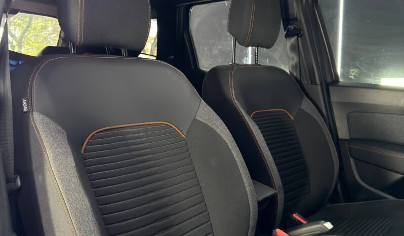 
								RENAULT DUSTER ICONIC 1.3 AT 4*2 full									
