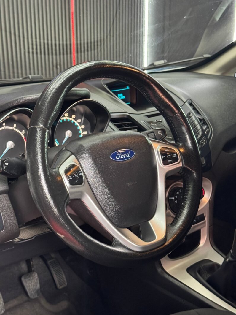 
								FORD FIESTA SE MT 1.6 SD full									