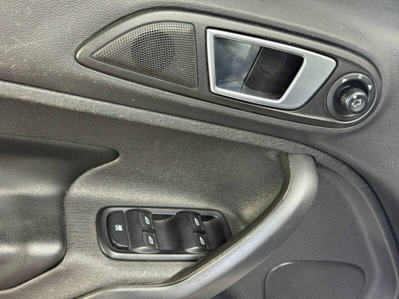 
								FORD FIESTA TITANIUM AT 1.6 full									