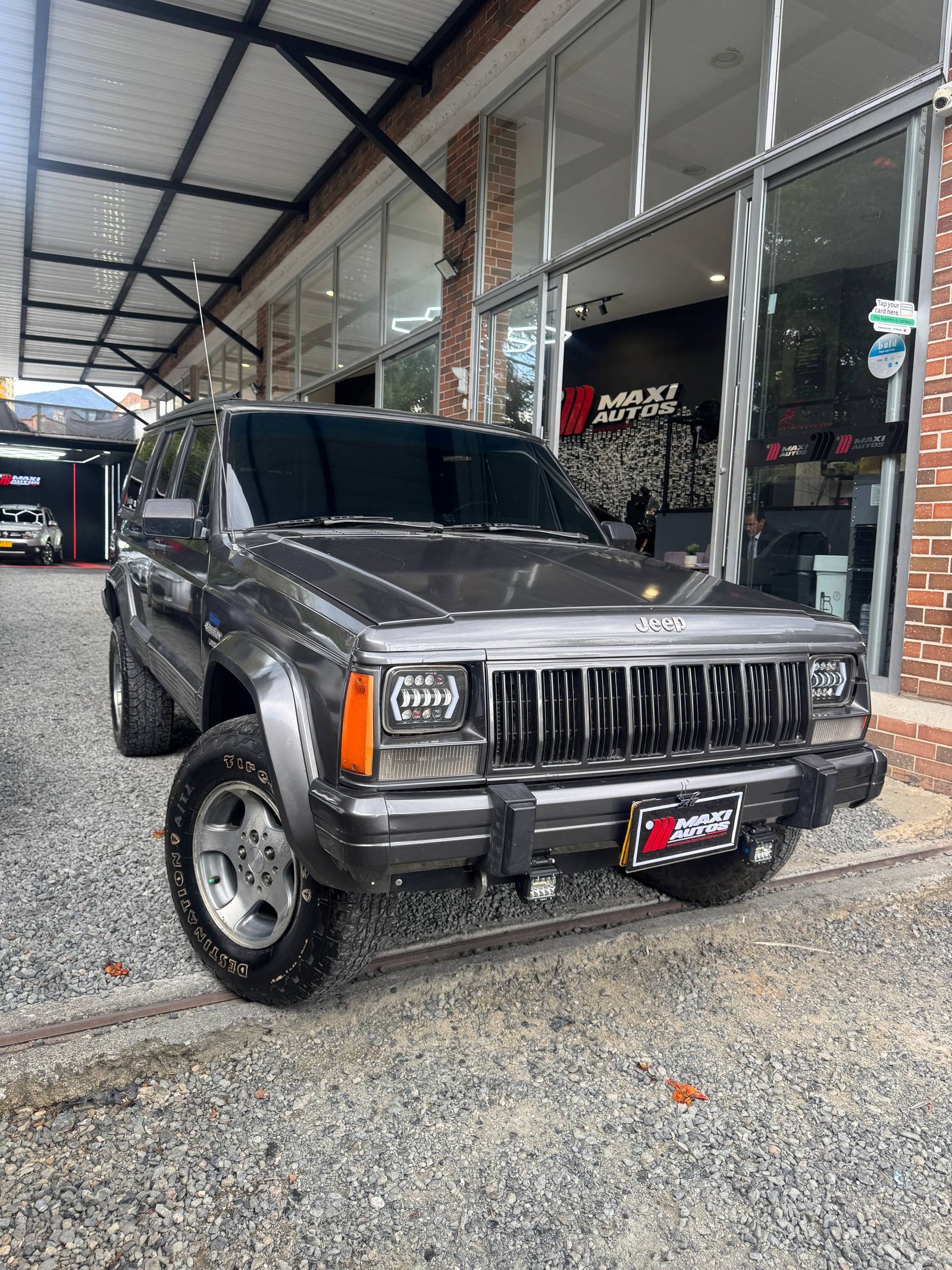 JEEP CHEROKEE LAREDO 4.0L MT
