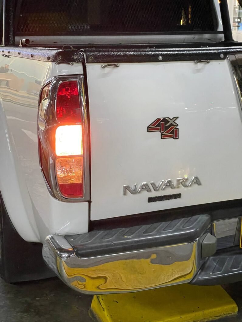 
								NISSAN NAVARA TURBO 4X4 2.5 AT full									