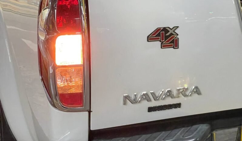 
								NISSAN NAVARA TURBO 4X4 2.5 AT full									