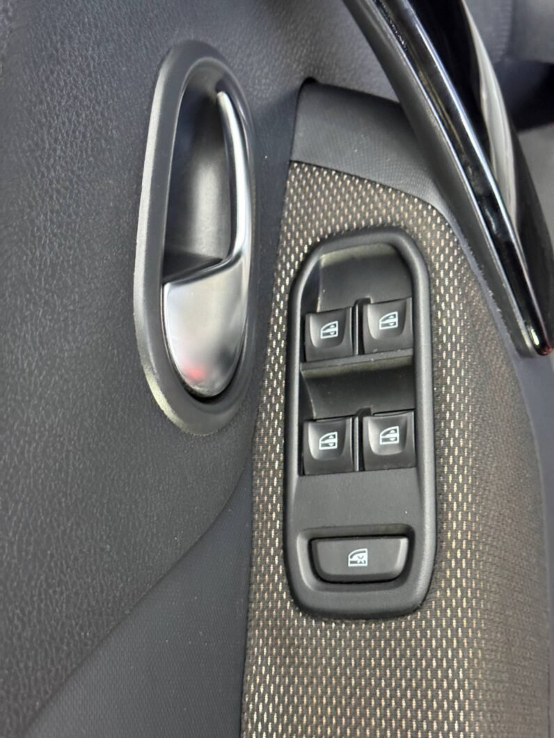 
								RENAULT SANDERO LIFE+ 1.6 MT full									