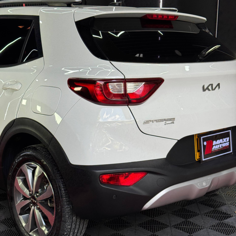 
								KIA STONIC ZENITH 2023 HIBRIDA MEC full									