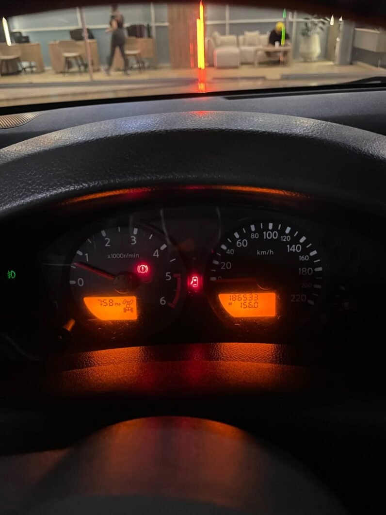 
								NISSAN NAVARA TURBO 4X4 2.5 AT full									