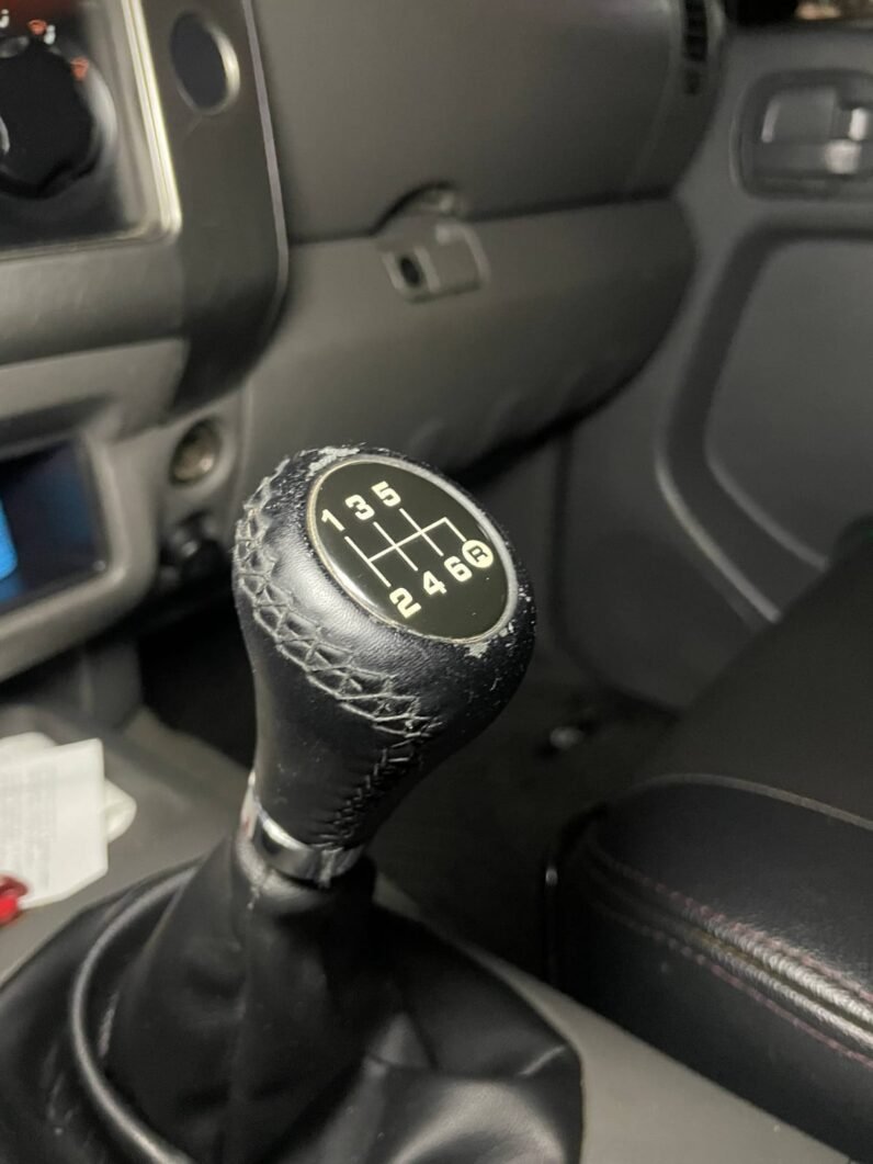 
								NISSAN NAVARA TURBO 4X4 2.5 AT full									