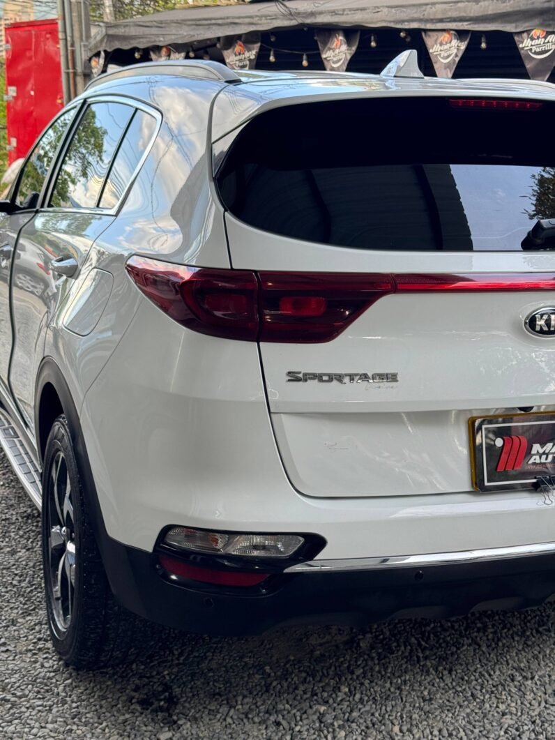 
								KIA SPORTAGE DESIRE 2.0 AT 4X2 full									