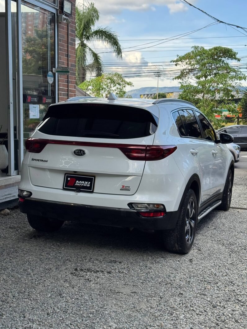 
								KIA SPORTAGE DESIRE 2.0 AT 4X2 full									