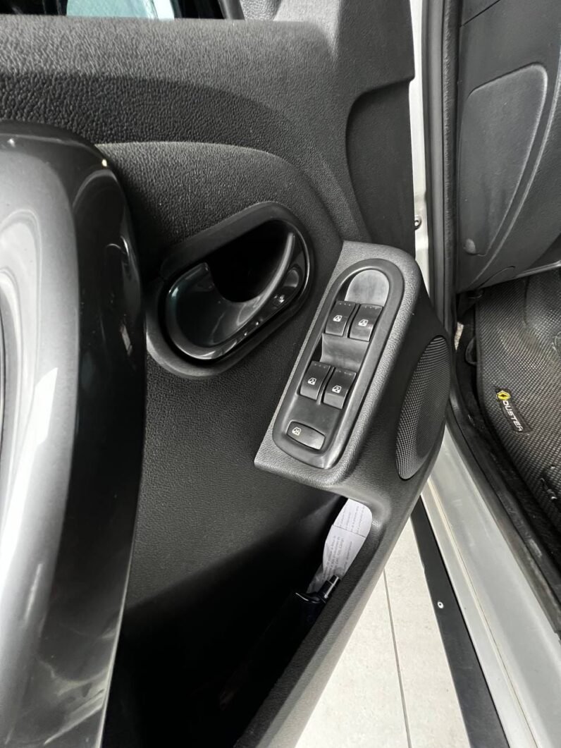 
								RENAULT DUSTER DYNAMIQUE 4X4 MT 2.0 full									