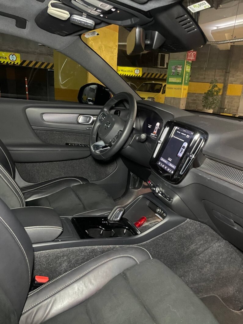 
								VOLVO XC40 PURE RECHARGE ELECTRICA AT full									